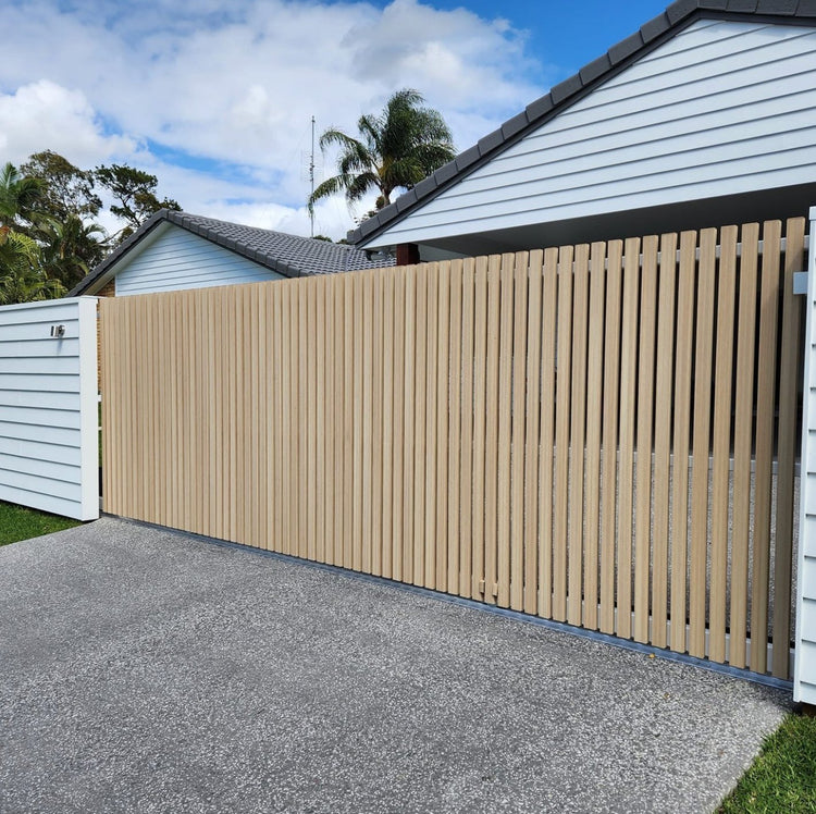 Aluminum privacy gate with ends secured using interference-fit aluminum end caps.